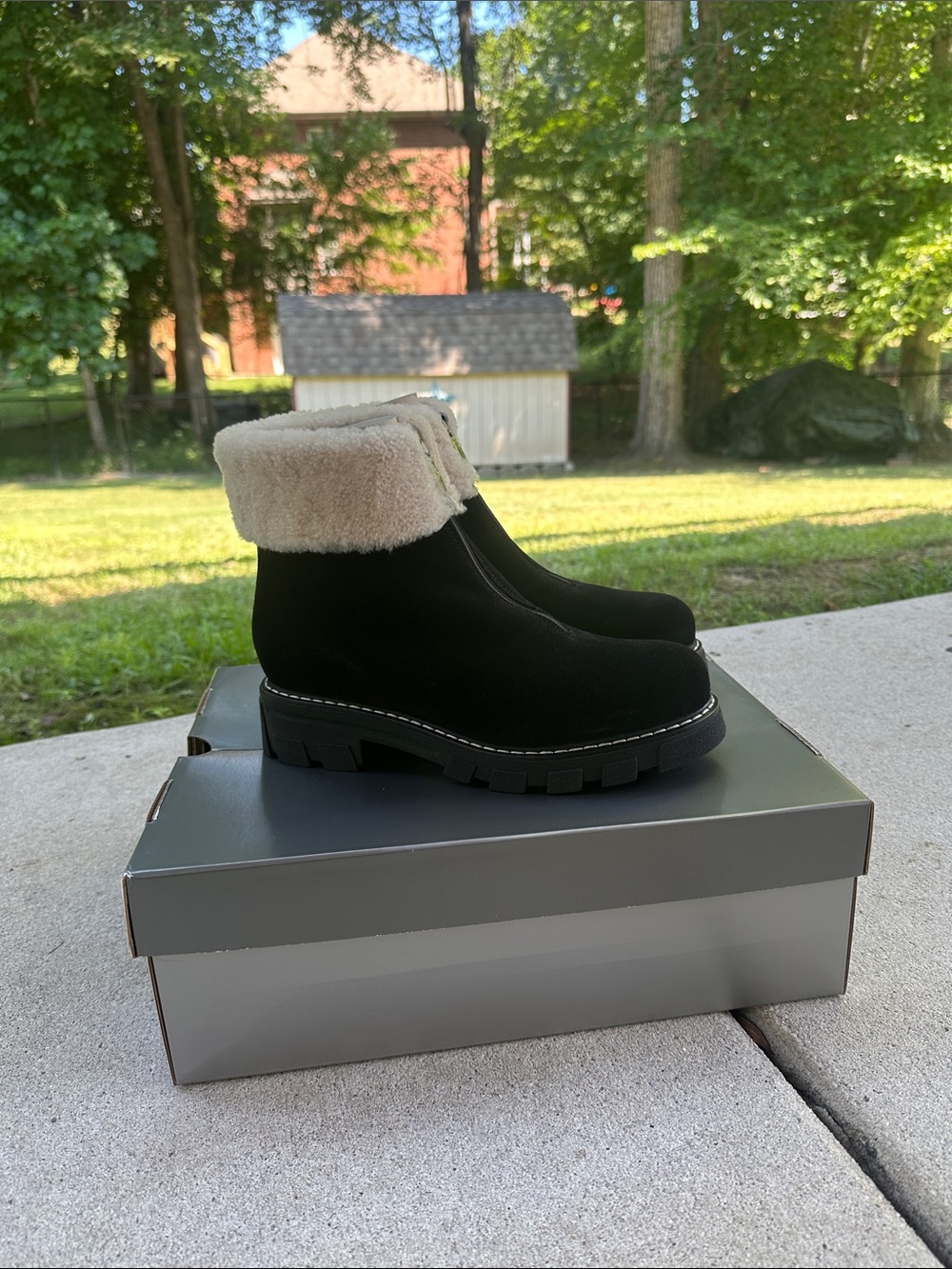 La Canadienne
Authentic Size 8
Dwayne Suede Shearling-Cuff Boots